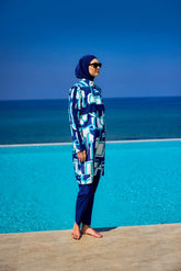 "Burkini Modest Swimwear Set mit blauen Motiven und marineblauer Schwimmhose - 4-teiliges muslimisches Badeanzug Set von Riva Mera by Marina